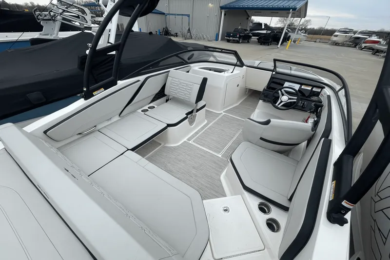 Slide: The Image of Sea Ray SPX 210 2024 - 7