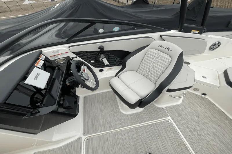 Slide: The Image of Sea Ray SPX 210 2024 - 9