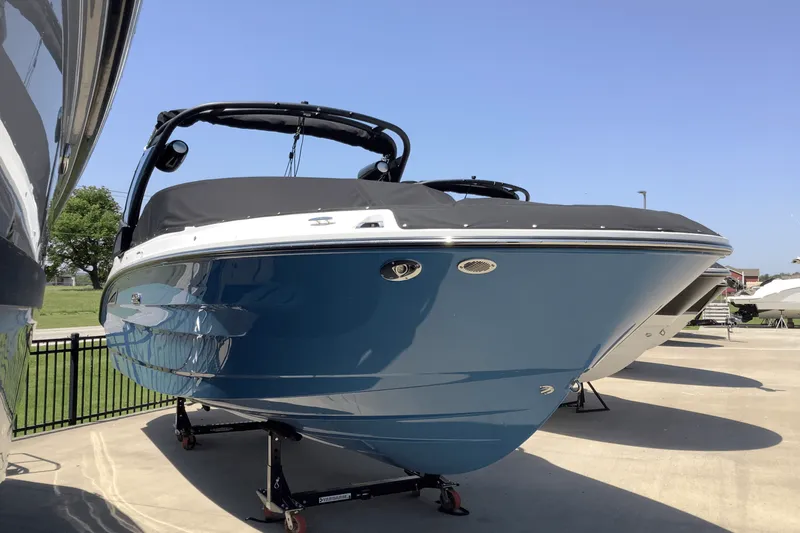 Slide: The Image of Sea Ray SDX 250 Surf 2025 - 1