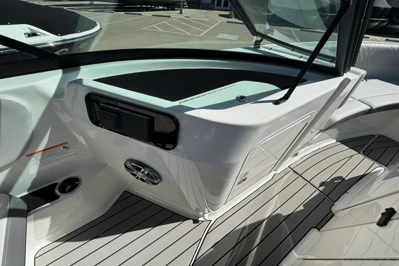 Slide: The Image of Sea Ray SDX 250 Surf 2025 - 12