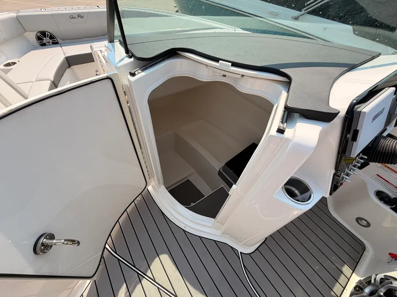 Slide: The Image of Sea Ray SDX 250 Surf 2025 - 19