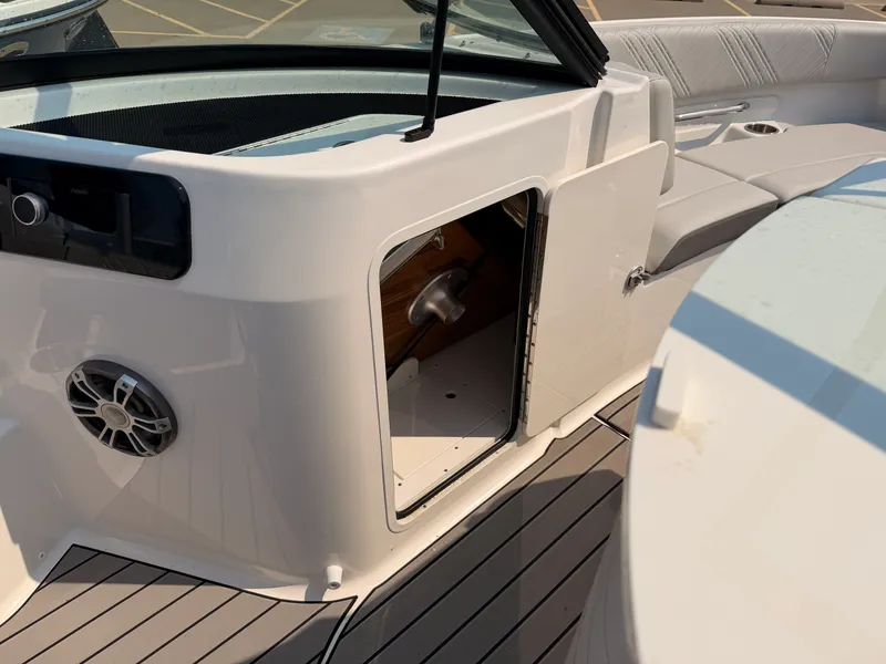 Slide: The Image of Sea Ray SDX 250 Surf 2025 - 20