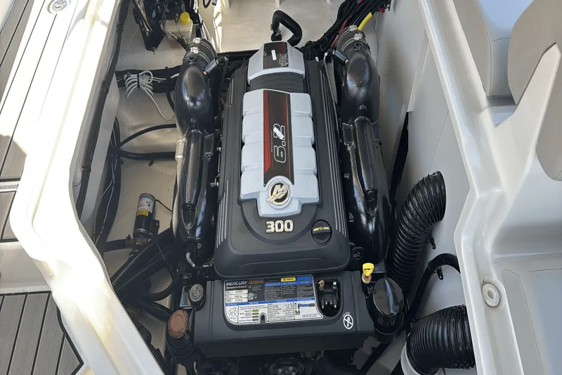 Slide: The Image of Sea Ray SDX 250 Surf 2025 - 25