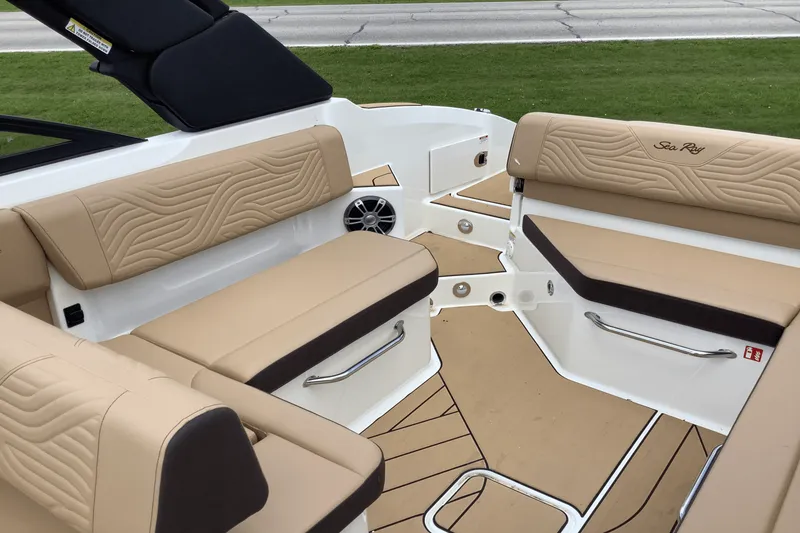 Slide: The Image of Sea Ray SDX 270 Surf 2025 - 22