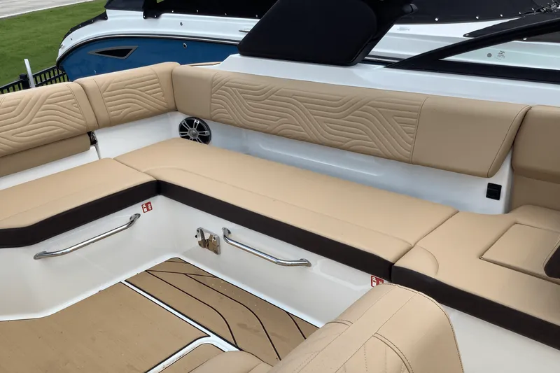 Slide: The Image of Sea Ray SDX 270 Surf 2025 - 24