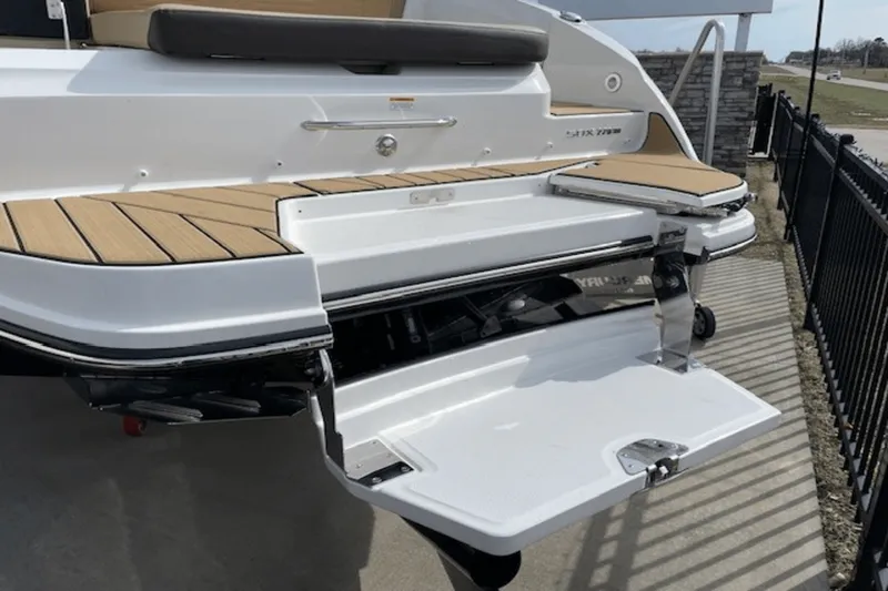 Slide: The Image of Sea Ray SDX 270 Surf 2025 - 31