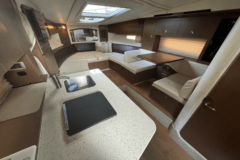 Slide: The Image of Sea Ray 310 SUNDANCER 2015 - 12
