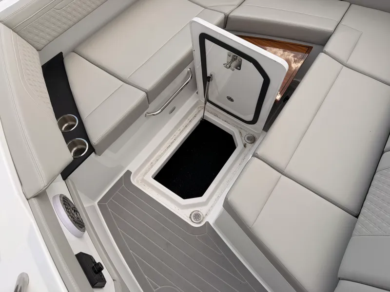 Slide: The Image of Cruisers 34 GLS 2025 - 22