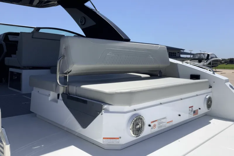 Slide: The Image of Cruisers Yachts 34 GLS 2025 - 10