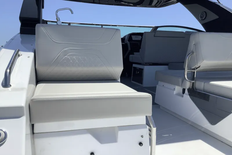 Slide: The Image of Cruisers Yachts 34 GLS 2025 - 11