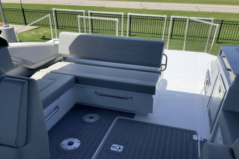 Slide: The Image of Cruisers Yachts 34 GLS 2025 - 14