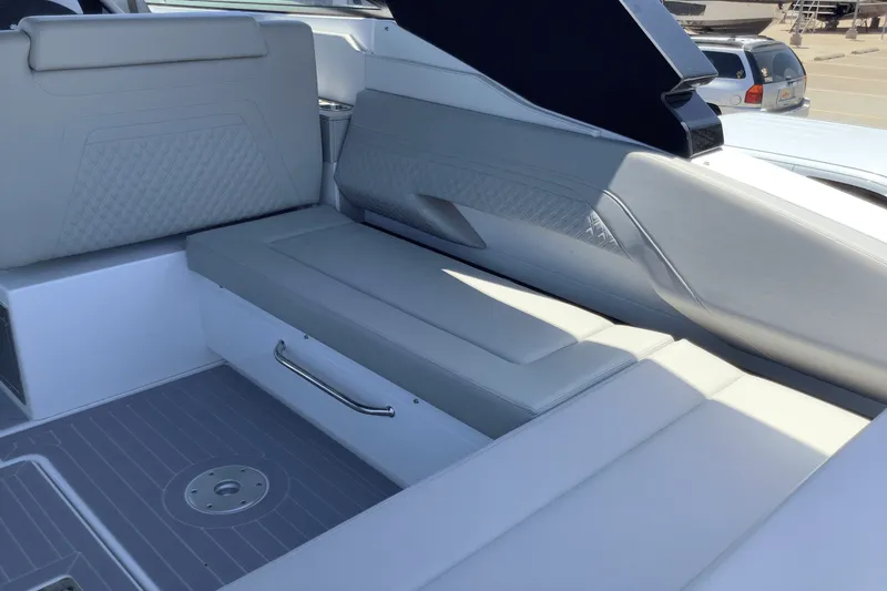 Slide: The Image of Cruisers Yachts 34 GLS 2025 - 15