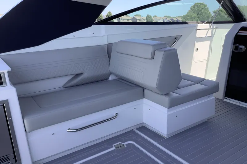 Slide: The Image of Cruisers Yachts 34 GLS 2025 - 16