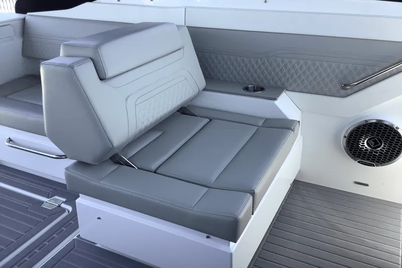 Slide: The Image of Cruisers Yachts 34 GLS 2025 - 18