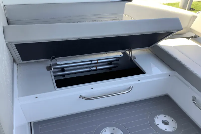 Slide: The Image of Cruisers Yachts 34 GLS 2025 - 19