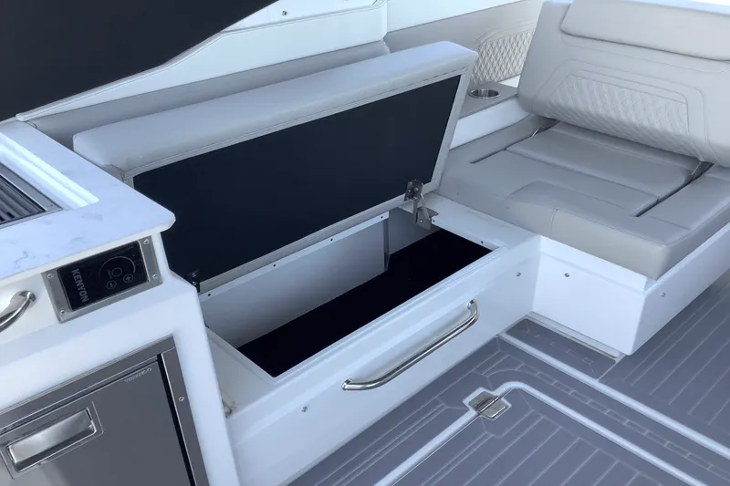 Slide: The Image of Cruisers Yachts 34 GLS 2025 - 20