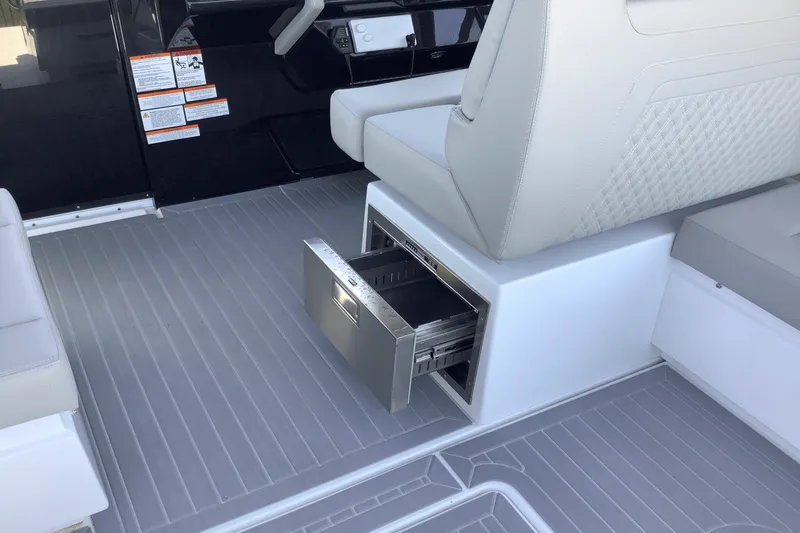 Slide: The Image of Cruisers Yachts 34 GLS 2025 - 21