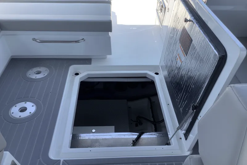 Slide: The Image of Cruisers Yachts 34 GLS 2025 - 22