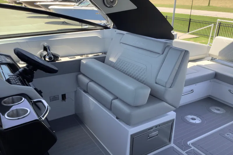 Slide: The Image of Cruisers Yachts 34 GLS 2025 - 23