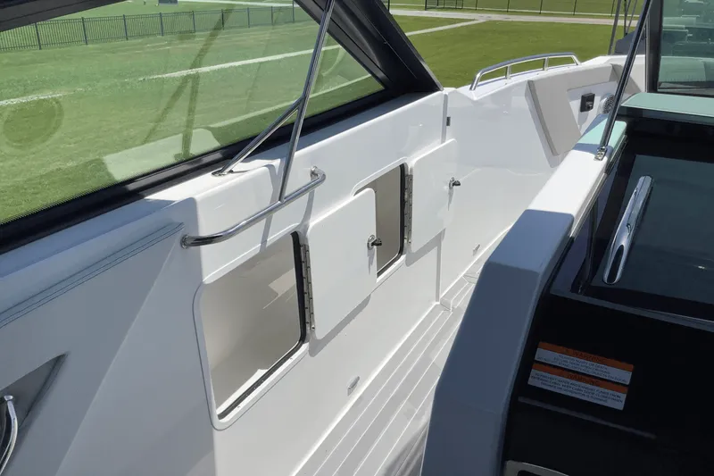 Slide: The Image of Cruisers Yachts 34 GLS 2025 - 26