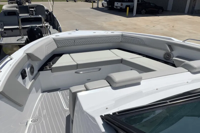 Slide: The Image of Cruisers Yachts 34 GLS 2025 - 27