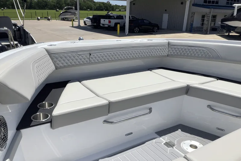 Slide: The Image of Cruisers Yachts 34 GLS 2025 - 29