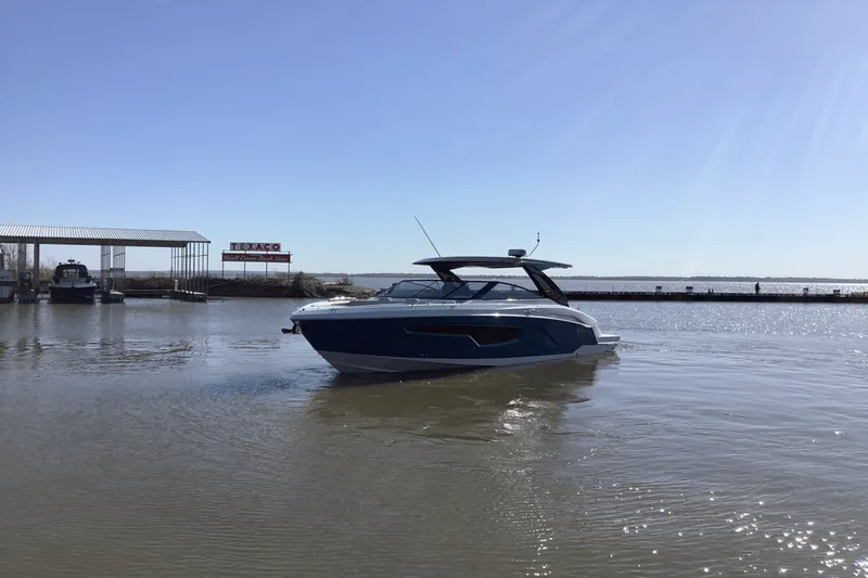 Slide: The Image of Cruisers Yachts 34 GLS 2025 - 3