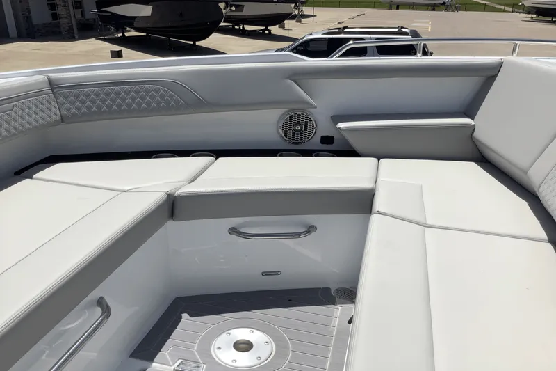 Slide: The Image of Cruisers Yachts 34 GLS 2025 - 30