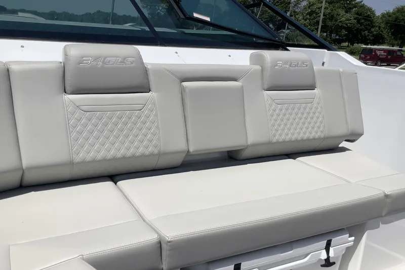 Slide: The Image of Cruisers Yachts 34 GLS 2025 - 31