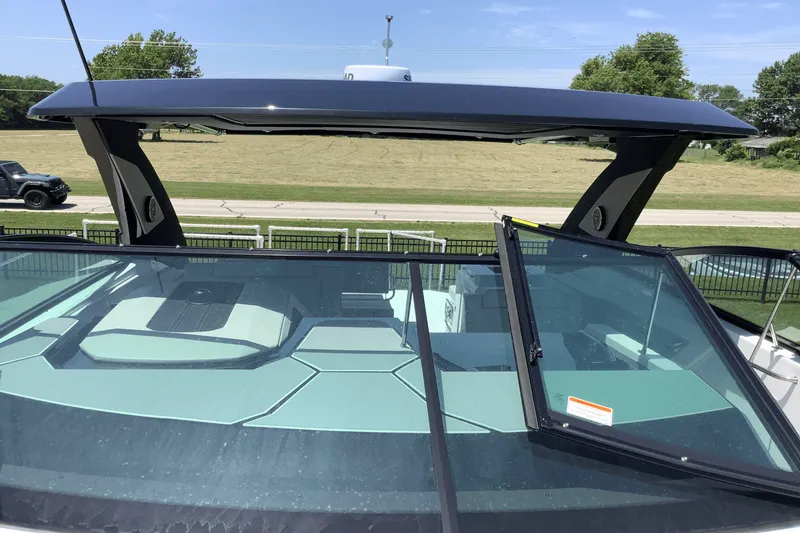 Slide: The Image of Cruisers Yachts 34 GLS 2025 - 32