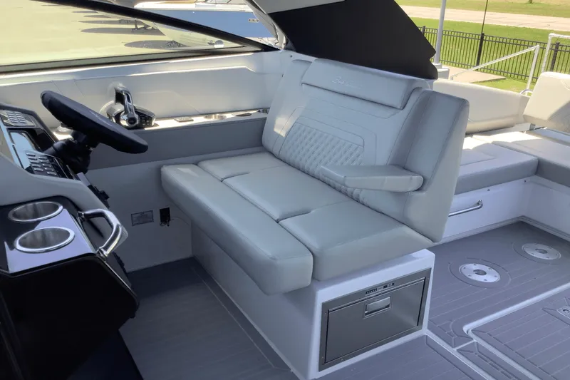 Slide: The Image of Cruisers Yachts 34 GLS 2025 - 33