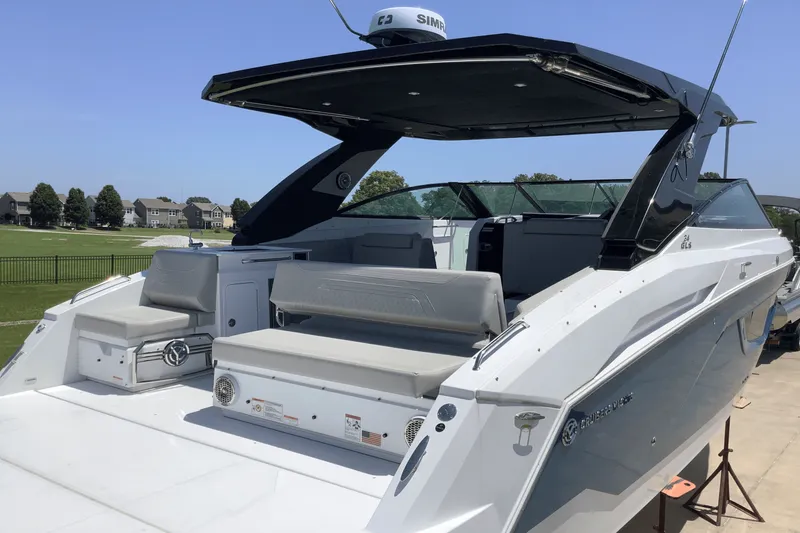 Slide: The Image of Cruisers Yachts 34 GLS 2025 - 8