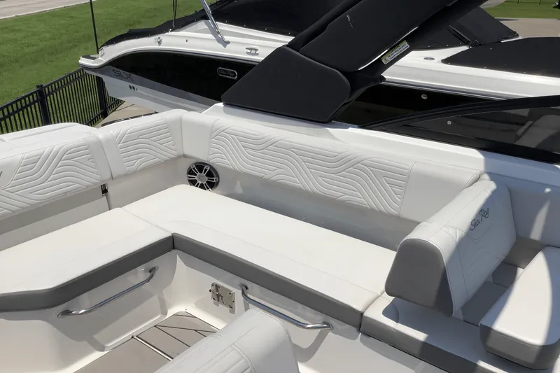 Slide: The Image of Sea Ray SDX 250 Surf 2025 - 14