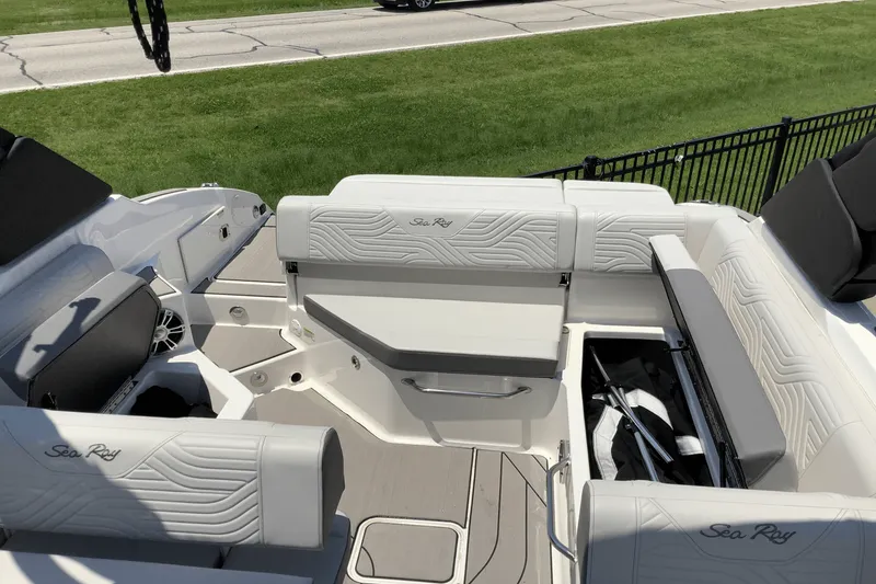 Slide: The Image of Sea Ray SDX 250 Surf 2025 - 15