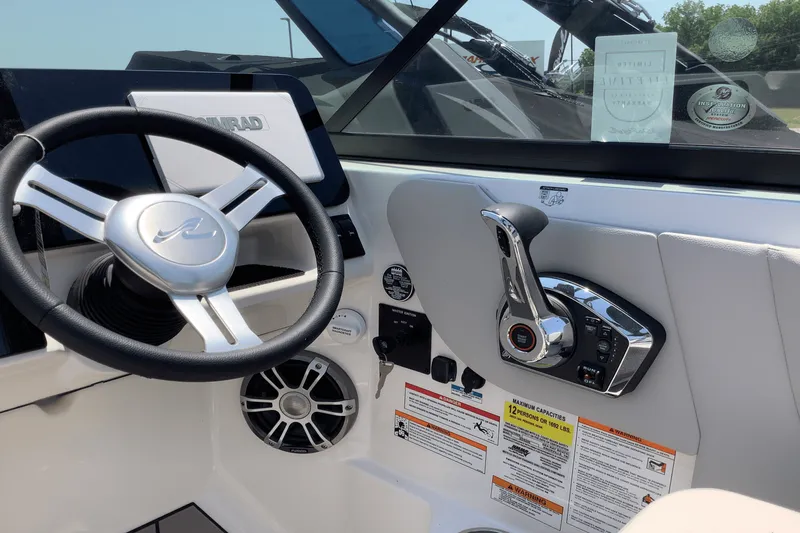 Slide: The Image of Sea Ray SDX 250 Surf 2025 - 18