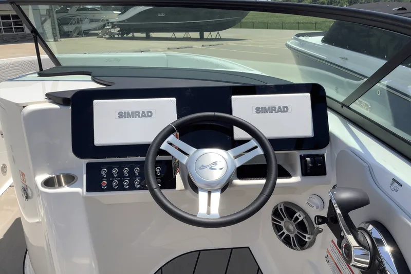 Slide: The Image of Sea Ray SDX 250 Surf 2025 - 19