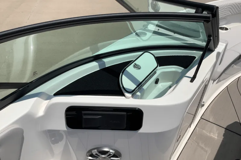 Slide: The Image of Sea Ray SDX 250 Surf 2025 - 24