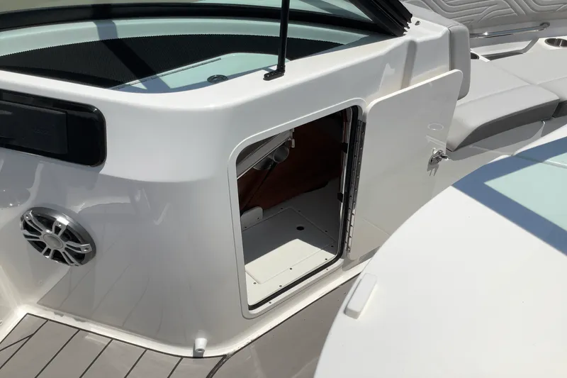 Slide: The Image of Sea Ray SDX 250 Surf 2025 - 28