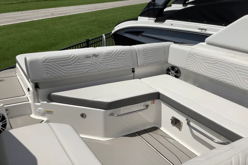 Slide: The Image of Sea Ray SDX 270 Surf 2025 - 11