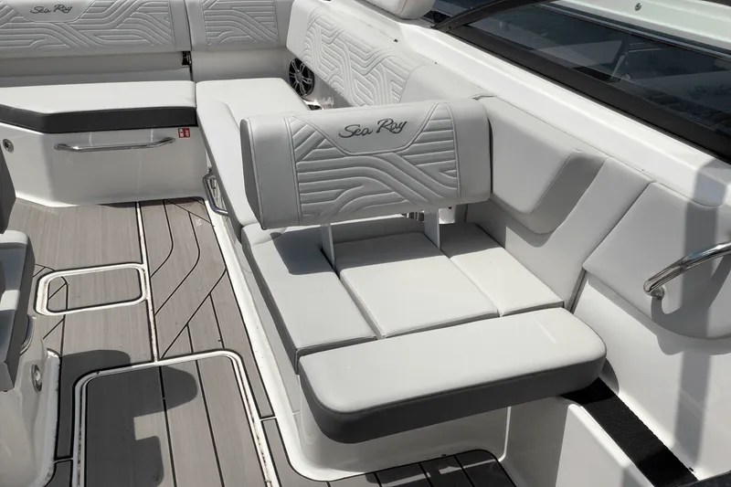 Slide: The Image of Sea Ray SDX 270 Surf 2025 - 14