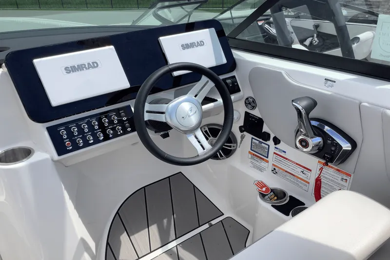 Slide: The Image of Sea Ray SDX 270 Surf 2025 - 17