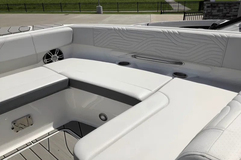 Slide: The Image of Sea Ray SDX 270 Surf 2025 - 29