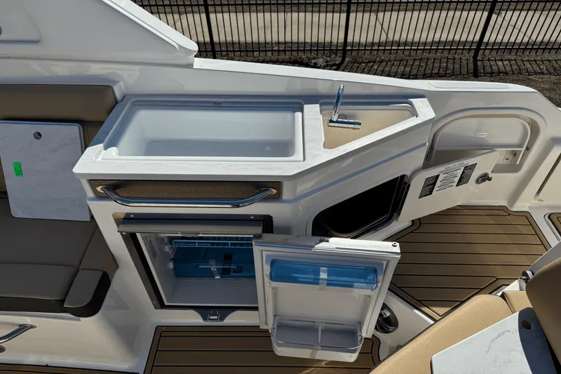 Slide: The Image of Sea Ray SDX 290 2025 - 10