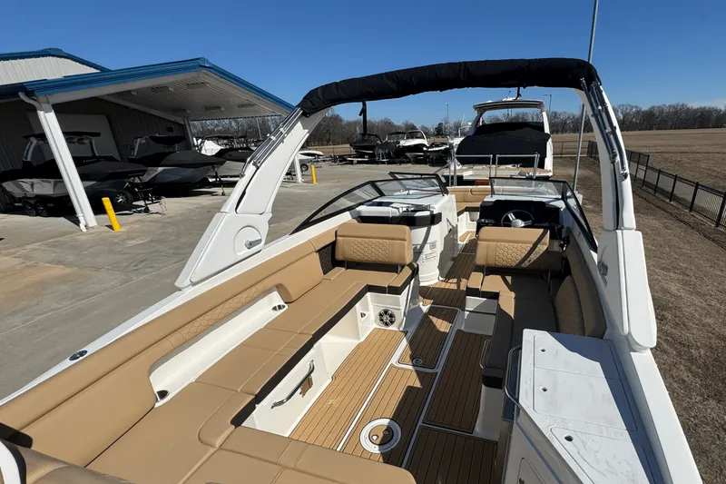 Slide: The Image of Sea Ray SDX 290 2025 - 11