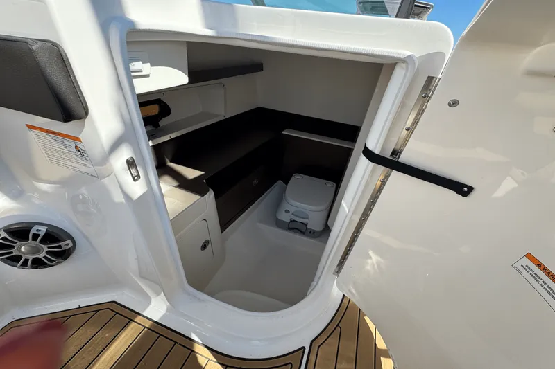 Slide: The Image of Sea Ray SDX 290 2025 - 15