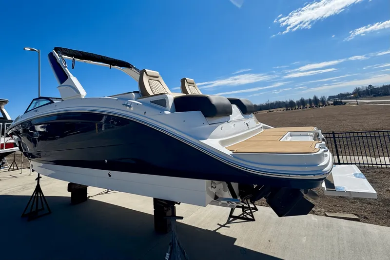 Slide: The Image of Sea Ray SDX 290 2025 - 2