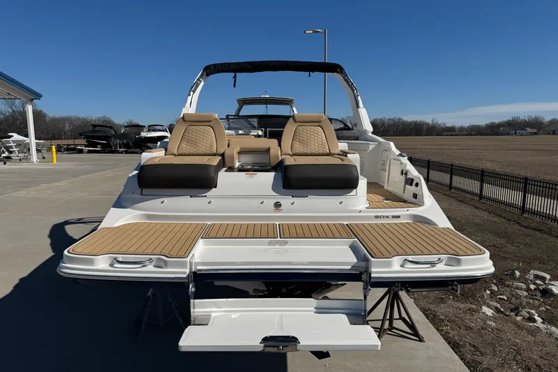 Slide: The Image of Sea Ray SDX 290 2025 - 4