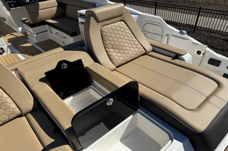 Slide: The Image of Sea Ray SDX 290 2025 - 6