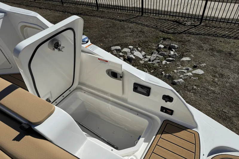 Slide: The Image of Sea Ray SDX 290 2025 - 8