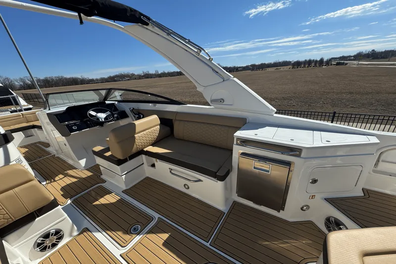Slide: The Image of Sea Ray SDX 290 2025 - 9